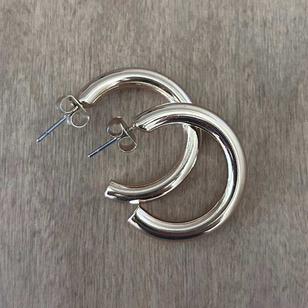 Small 1 inch Hoop earrings Gold toned Quiet Luxury Old Money Preppy Party